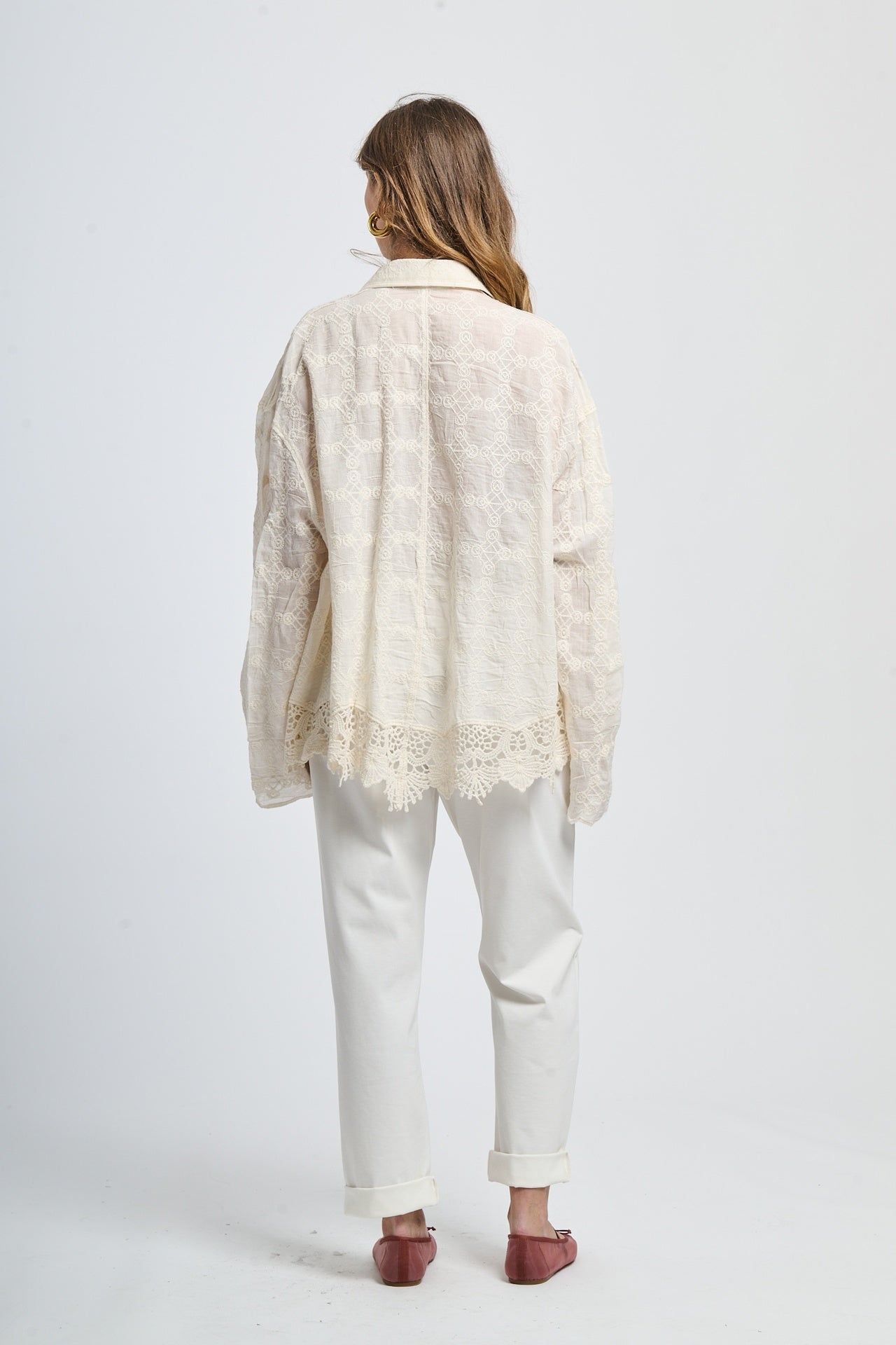 Combinazione di maglia a maniche lunghe rosa scura e pantaloni grigi a gamba larga, look casual e confortevole.