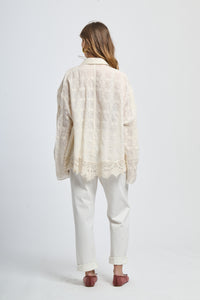 Combinazione di maglia a maniche lunghe rosa scura e pantaloni grigi a gamba larga, look casual e confortevole.