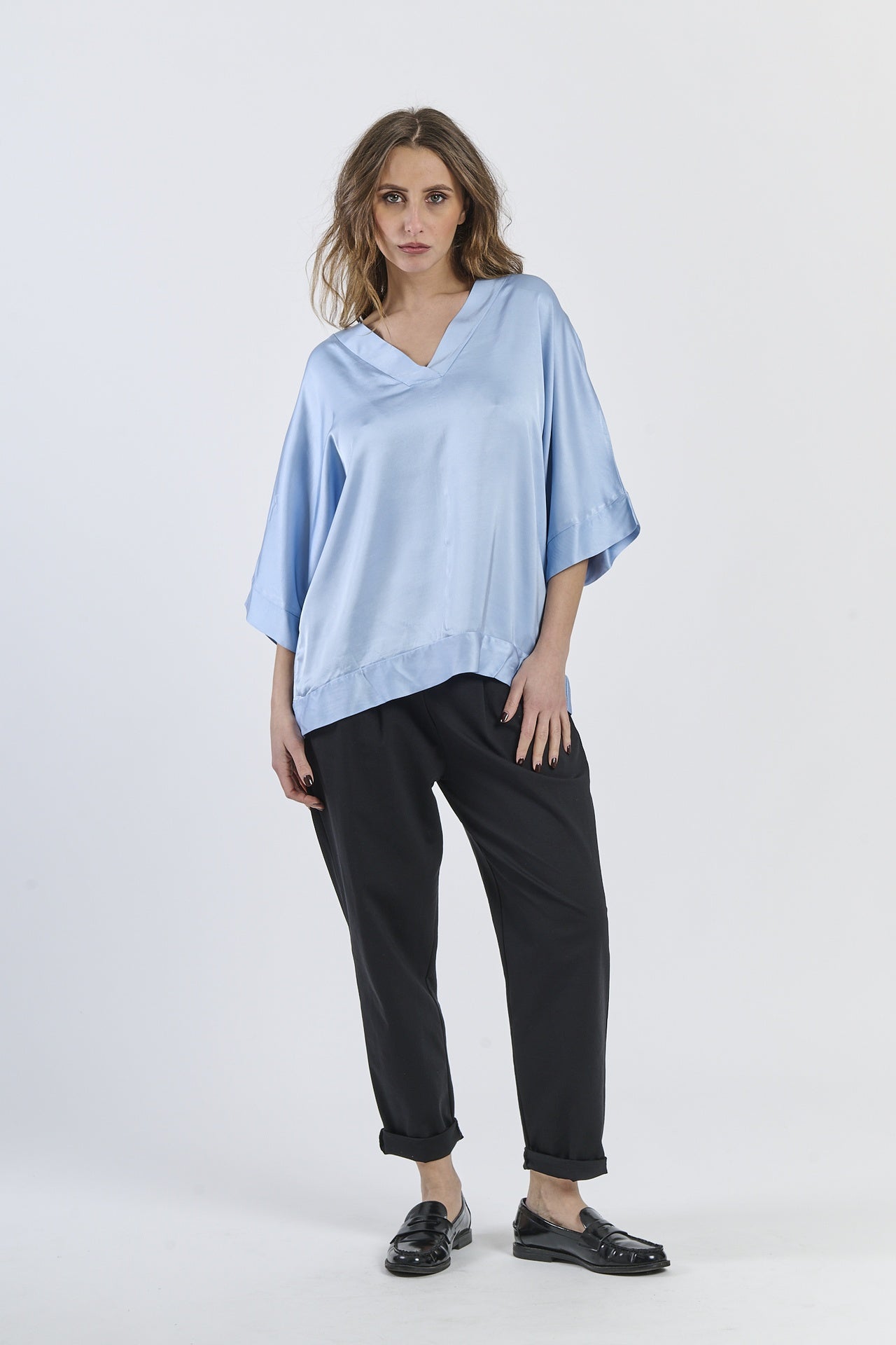 Tunica azzurra oversize con collo a V e maniche ampie
