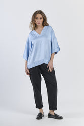 Tunica azzurra oversize con collo a V e maniche ampie