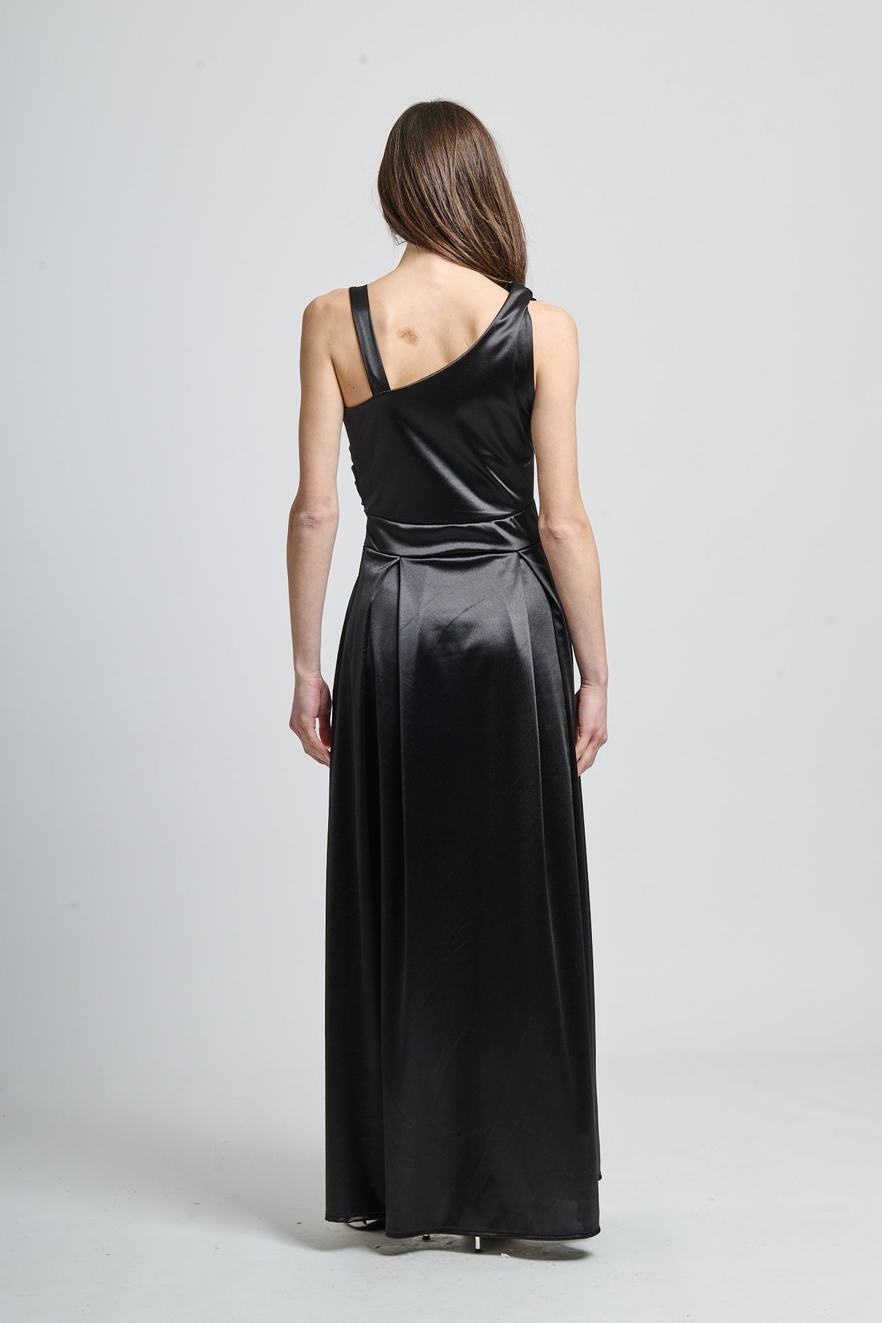 Abito da cerimonia nero con spalla unica e falda fluida