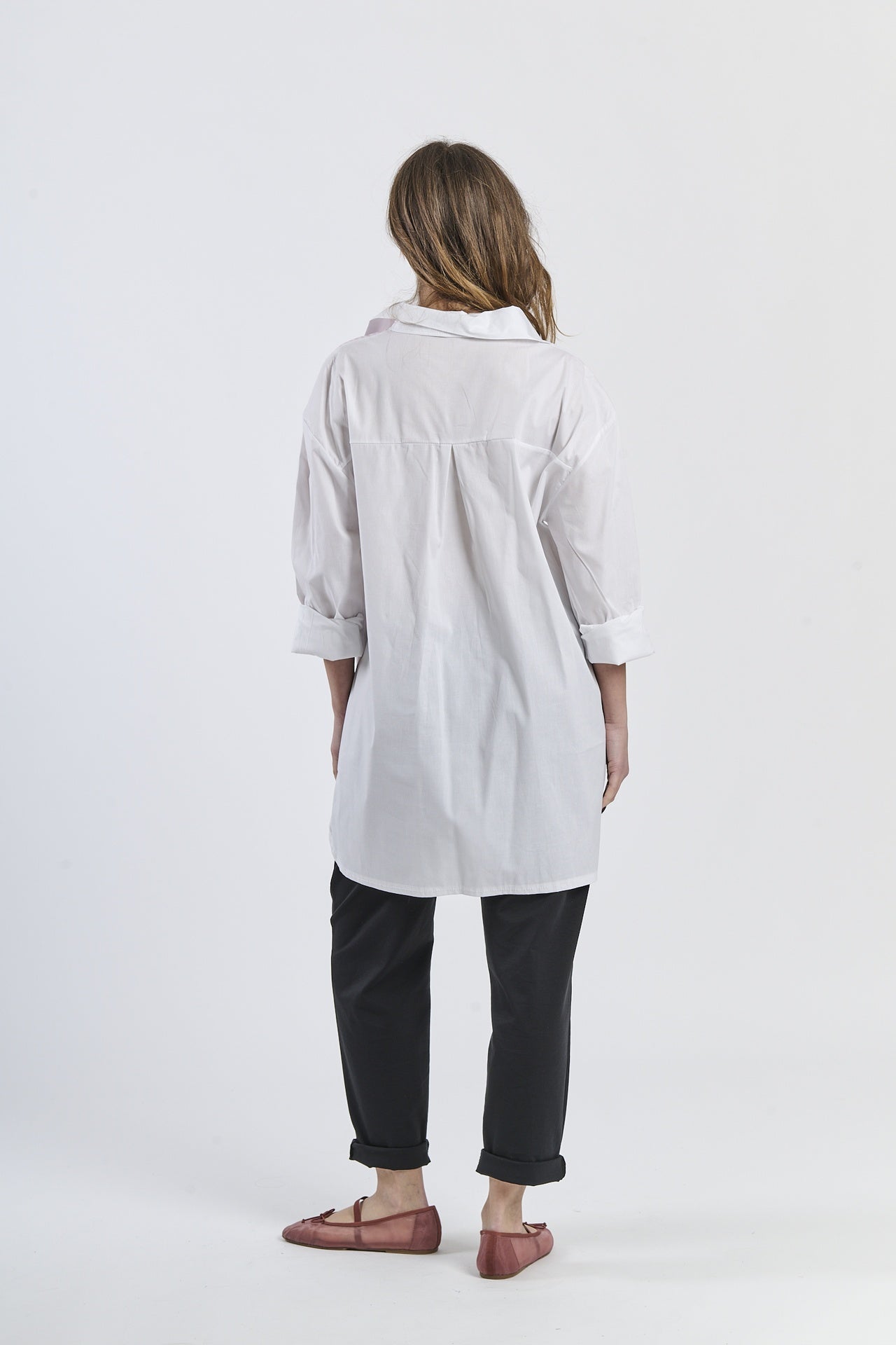 Ensemble: camicia bianca e rosa a righe oversize, con fiore applicato e tasca, pantaloni marroni e scarpe mocassini rame