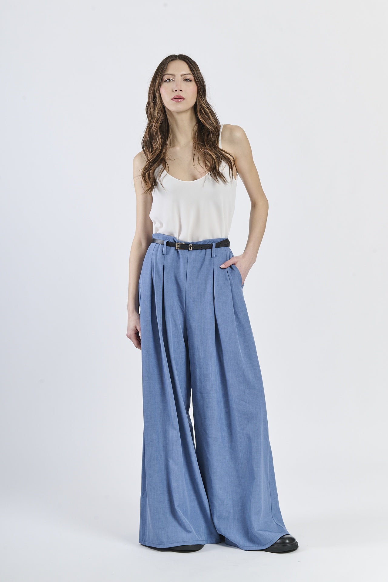 Combinazione top bianco e pantaloni jeans a gamba larga, stile casual-elegante