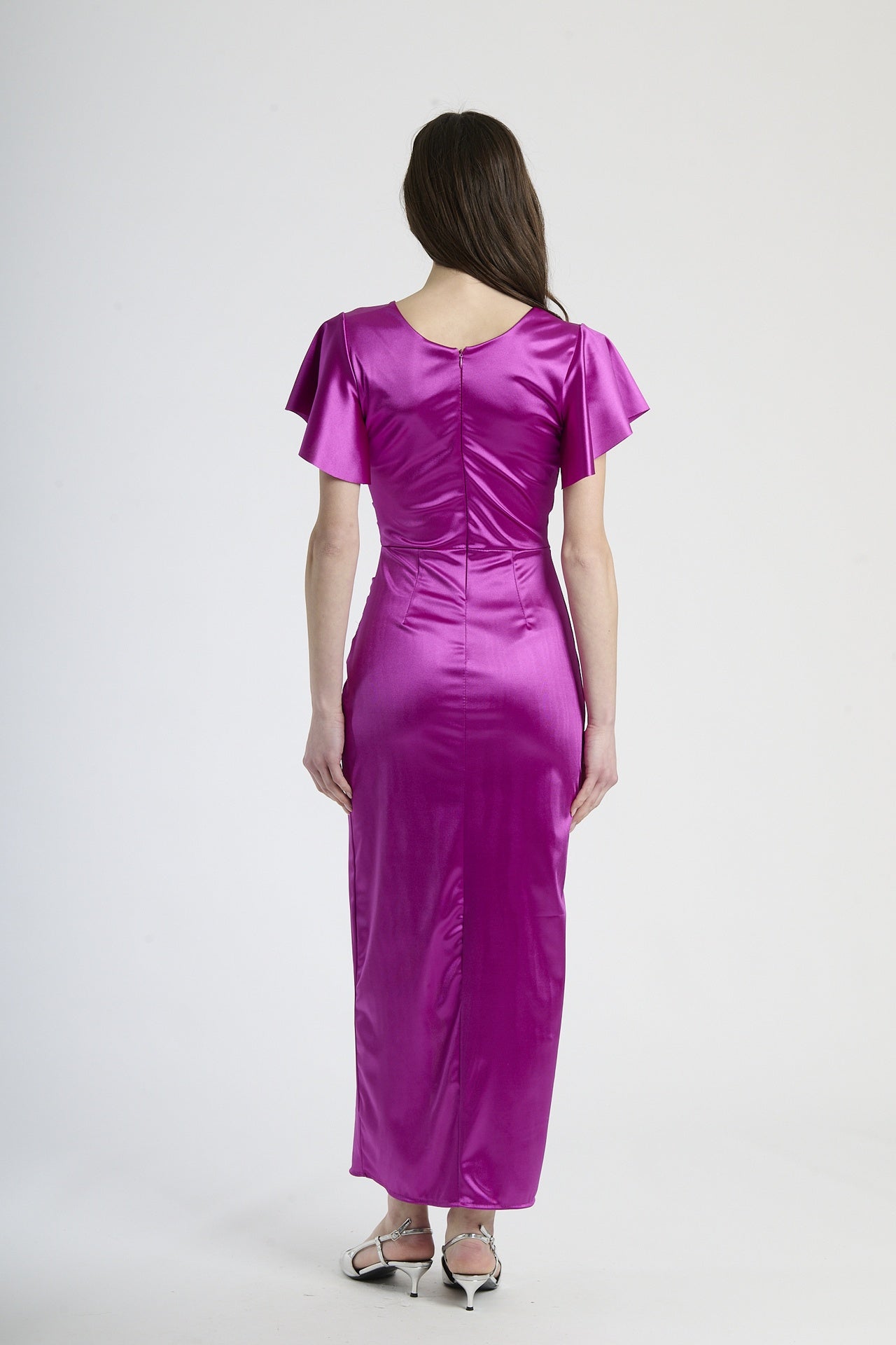 Modella indossa abito ciliegio a scollatura V, stile delicato per serate romantiche.