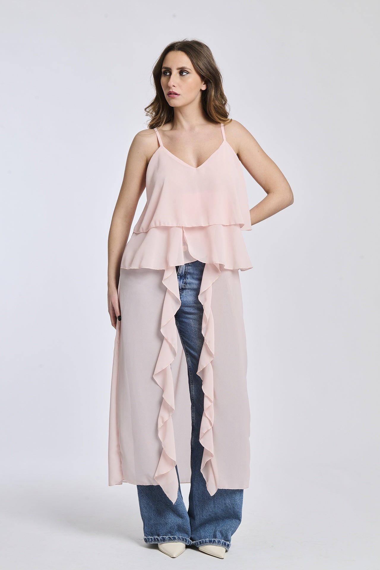 Un top in rosa tenero, con un disegno dolce e femminile, perfetto per un look romantico e carino.