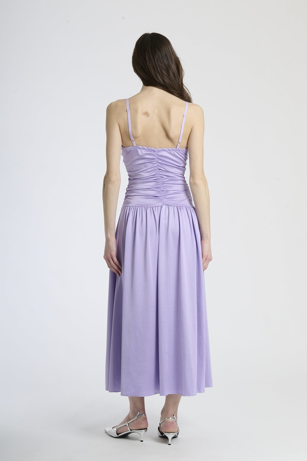 Vestito lilla in tessuto soffice, taglio maxi con scollatura a V, sognante per serate formali.