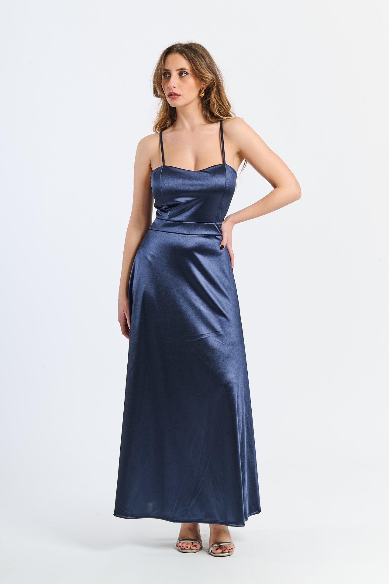 Abito da cerimonia navy in raso, con spalline sottili e scollatura a V, ideale per occasioni eleganti e serissime