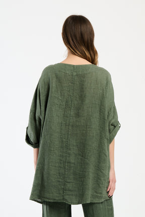 Ensemble militare, top a maniche arrotolate e pantaloni larghi, carattere per l’estate.