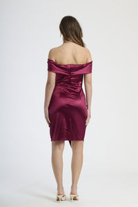 Modella in abito vino con plissé, stile seducente ed affascinante per serate notturne.