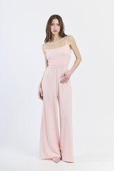 Tuta intera rosa, spalline sottili, taglio ampio, stile dolce e romantico