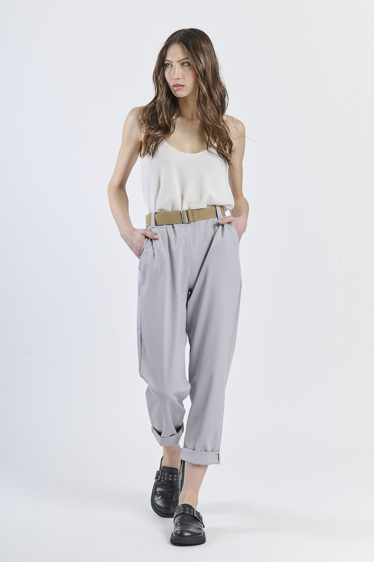 Outfit con top satinato rosa e pantaloni grigio chiaro, contrasto rinfrescante