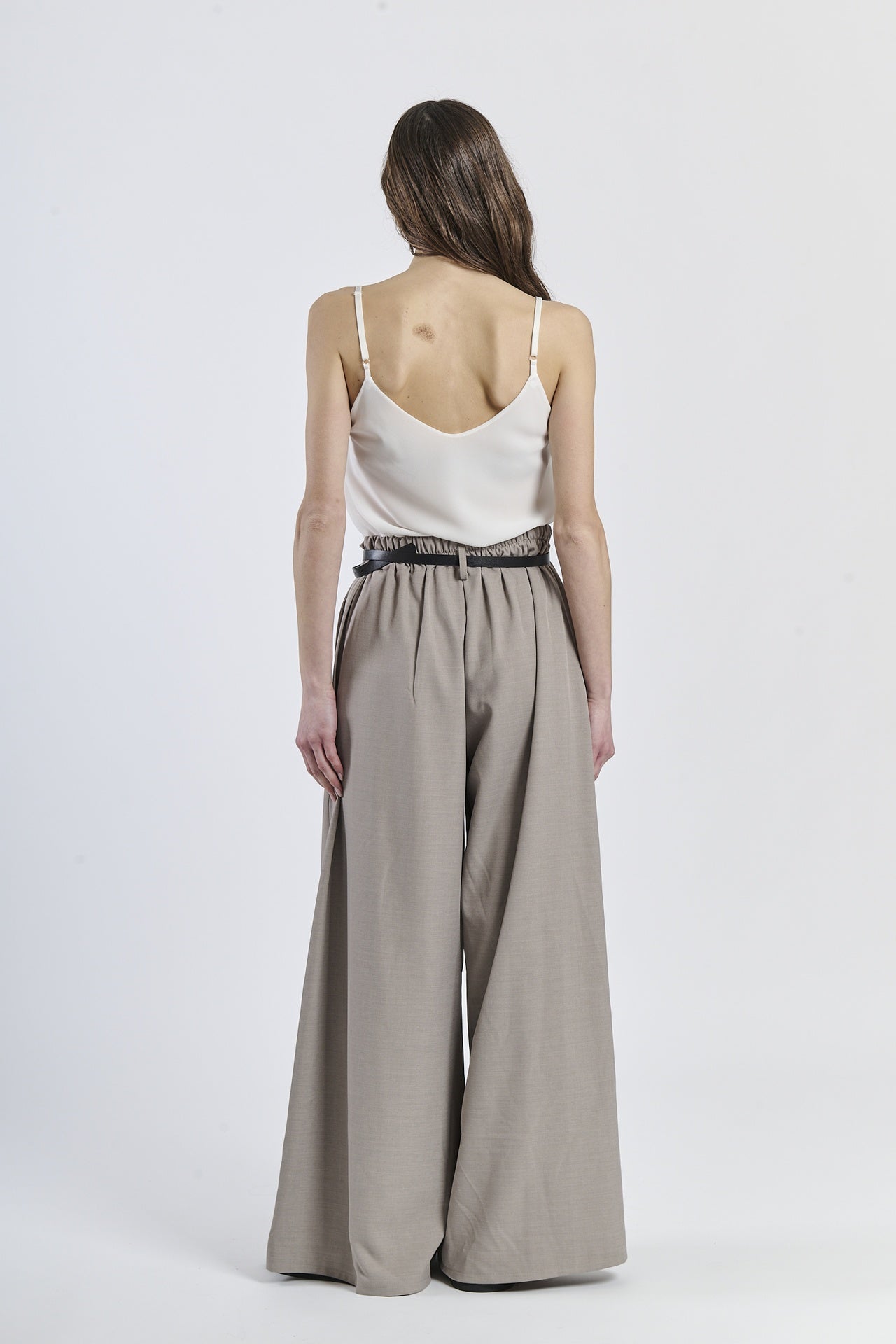 Combinazione top bianco e pantaloni fango avvolgenti, stile rustico-chic