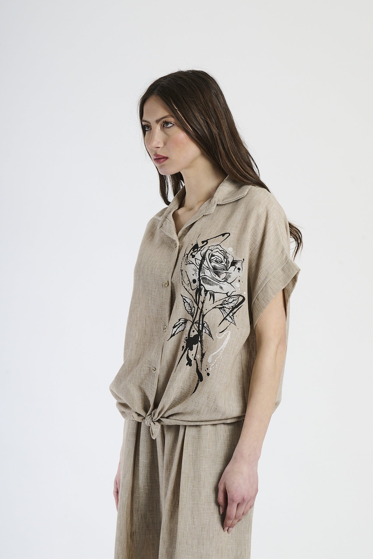 Set camicia e pantaloni tabacco, tessuto leggero con dettaglio di nodo e stampa grafica