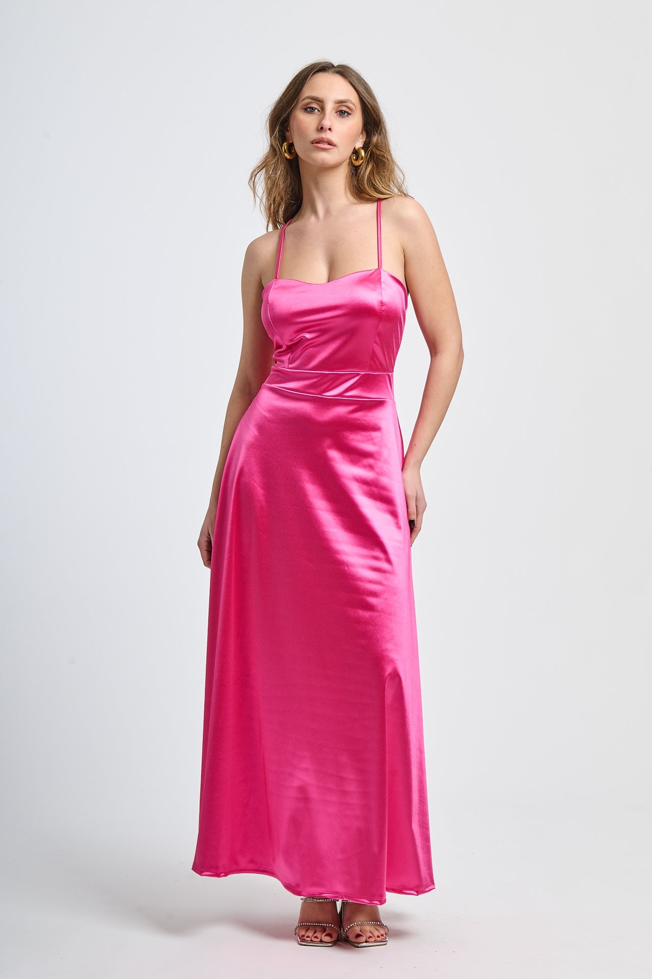 Abito da cerimonia fuxia in raso, con spalline sottili e scollatura a V, ideale per occasioni glamour e passionali