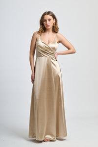 Abito lungo in raso beige con bretelle sottili e drappeggi al busto