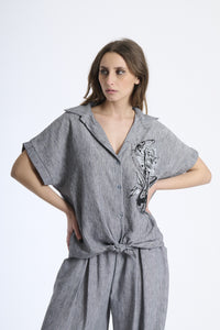 Completo camicia e pantaloni in nero, stampa floreale e nodo alla vita