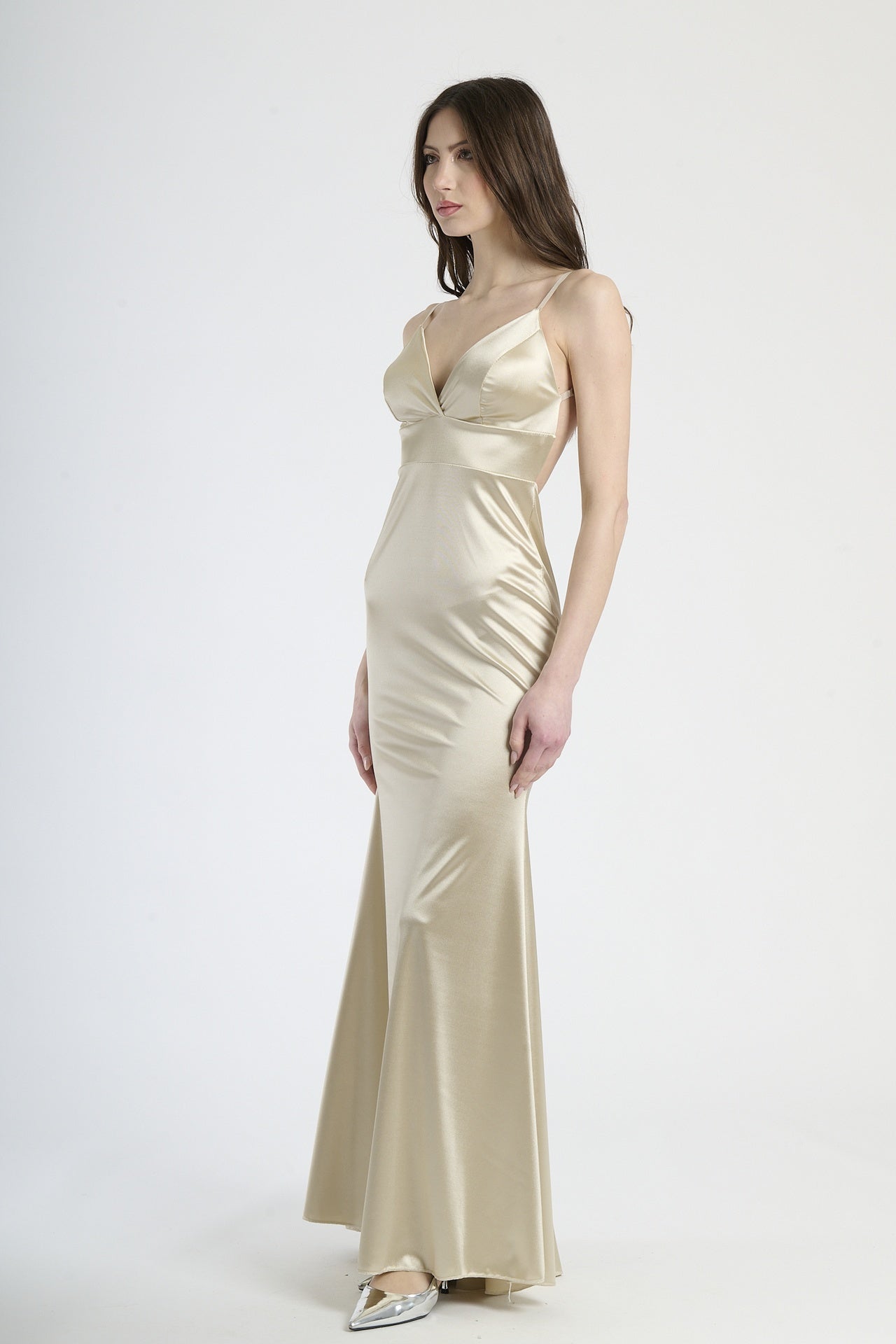 Abito beige in raso con taglio aderente, abbigliamento raffinato e intemporaneo.