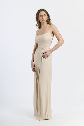 Tuta beige con spalline sottili, design minimal, atmosfera rinfrescante
