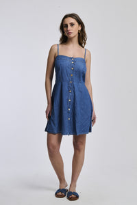 Abito corto in denim, spalline sottili, bottoni frontali, stile casual e comodo.