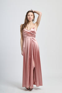 Abito da sera rosa antico, tessuto lustrato con dettagli plissé e silhouette slim