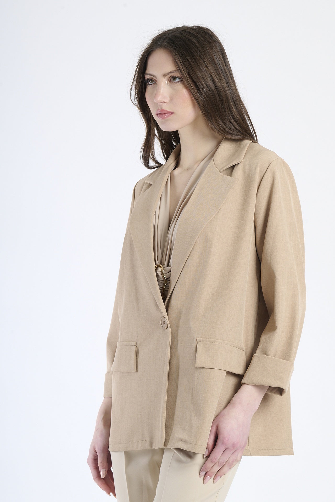 Outfit blazer tabacco, perfetto per un look autunnale accattivante.