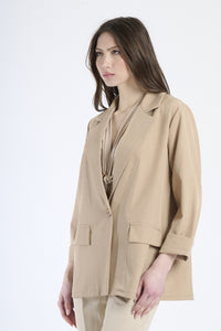 Outfit blazer tabacco, perfetto per un look autunnale accattivante.