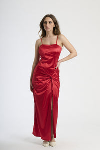 Abito da sera rosso, modello senza spalline con colletto a fascia e spacco