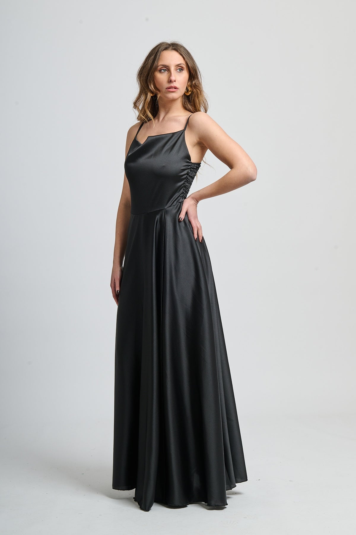 Abito formale nero in raso, ideale per occasioni glamour