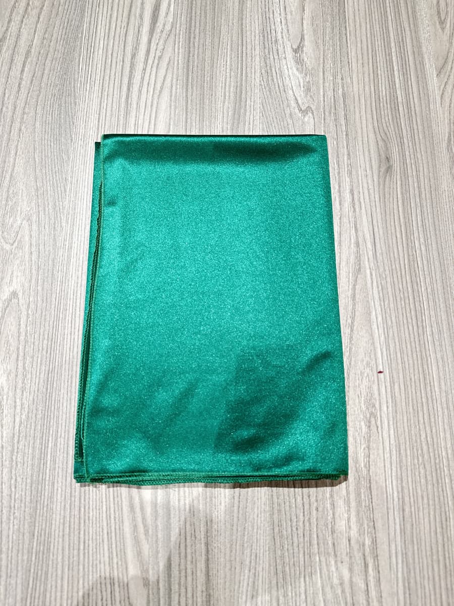 Titolo: Sciarpa "Lunara" – Eleganza satinata in tinta unita (solo lo scialle, non incluso l'abito)