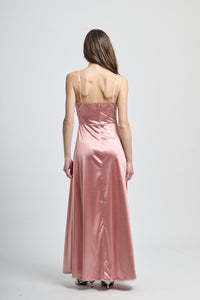 Vestito elegante rosa antico, taglio fluido con scollatura a V e cintura incorniciata