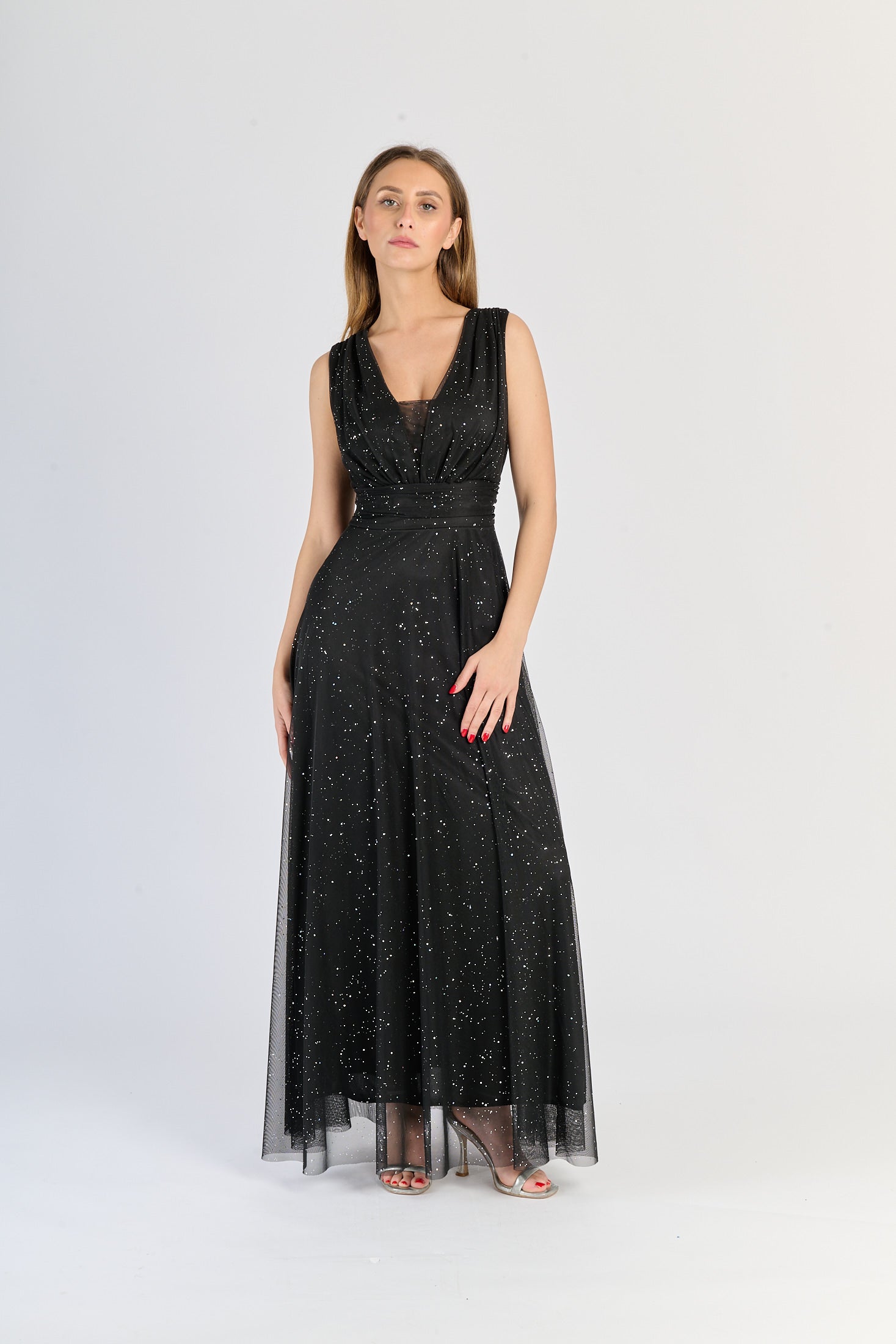 Vestito nero a V - neck, tessuto opaco, ideale per abbinamenti audaci.