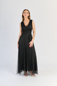 Vestito nero a V - neck, tessuto opaco, ideale per abbinamenti audaci.