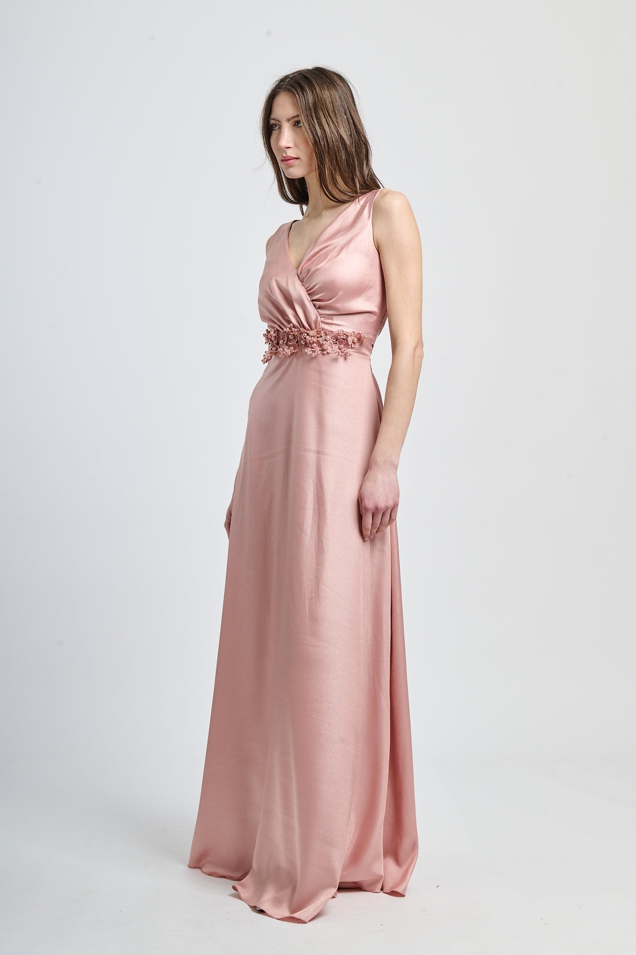 Abito elegante rosa antico con drappaggi sul busto e gonna fluida