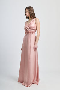 Abito elegante rosa antico con drappaggi sul busto e gonna fluida