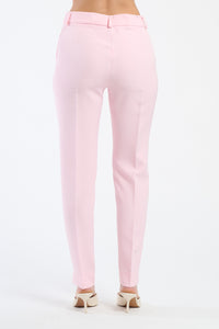 Pantaloni rosa baby da donna, dolci e delicati per uno stile romantico.