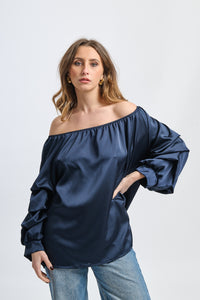 Blusa navy a spalla nuda, maniche ruffle, taglio oversize, stile classico