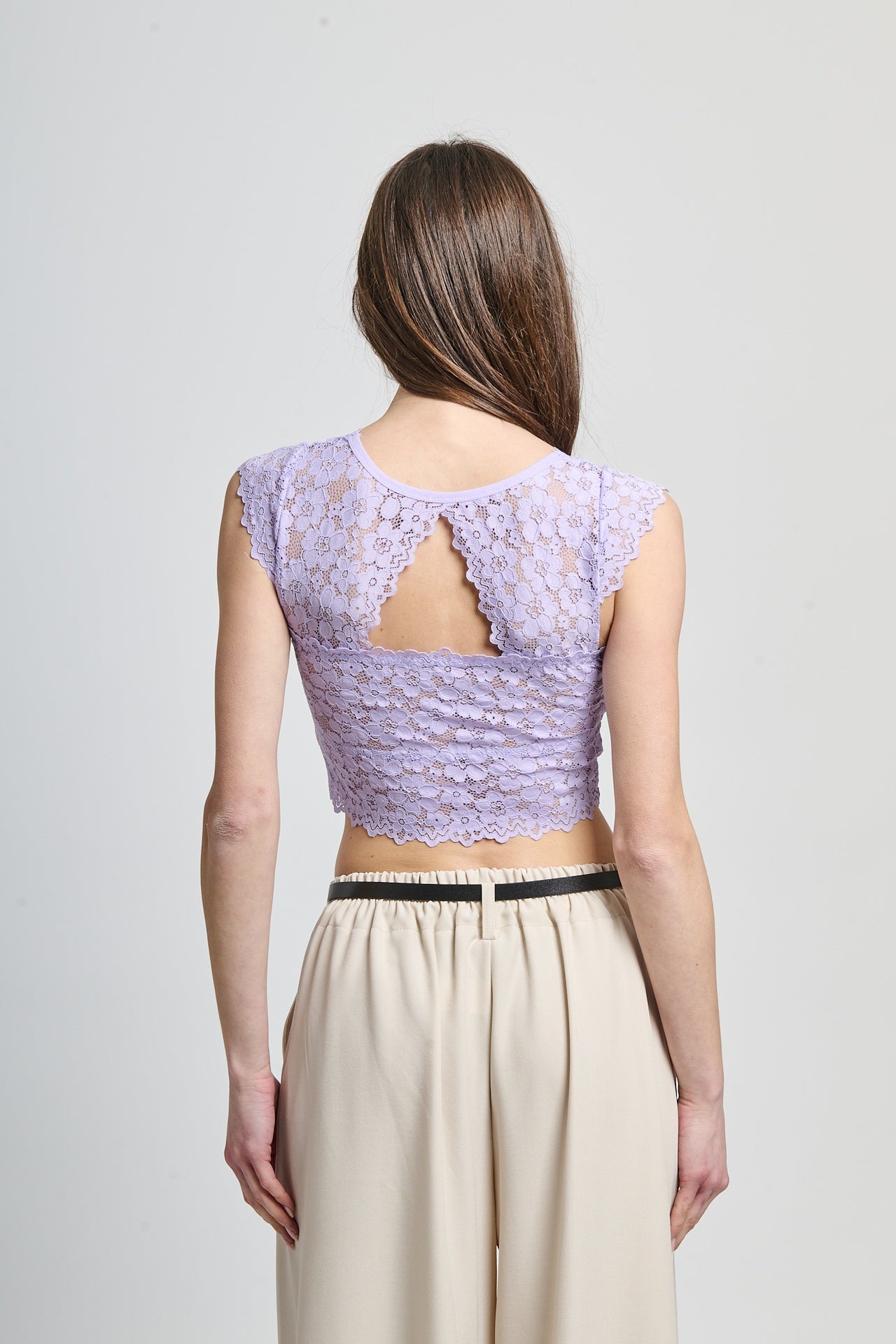 Canotta in pizzo lilla, taglio cropped e design senza spalline