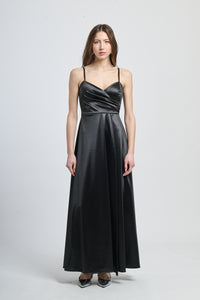 Vestito elegante nero, taglio fluido con scollatura a V e cintura incorniciata