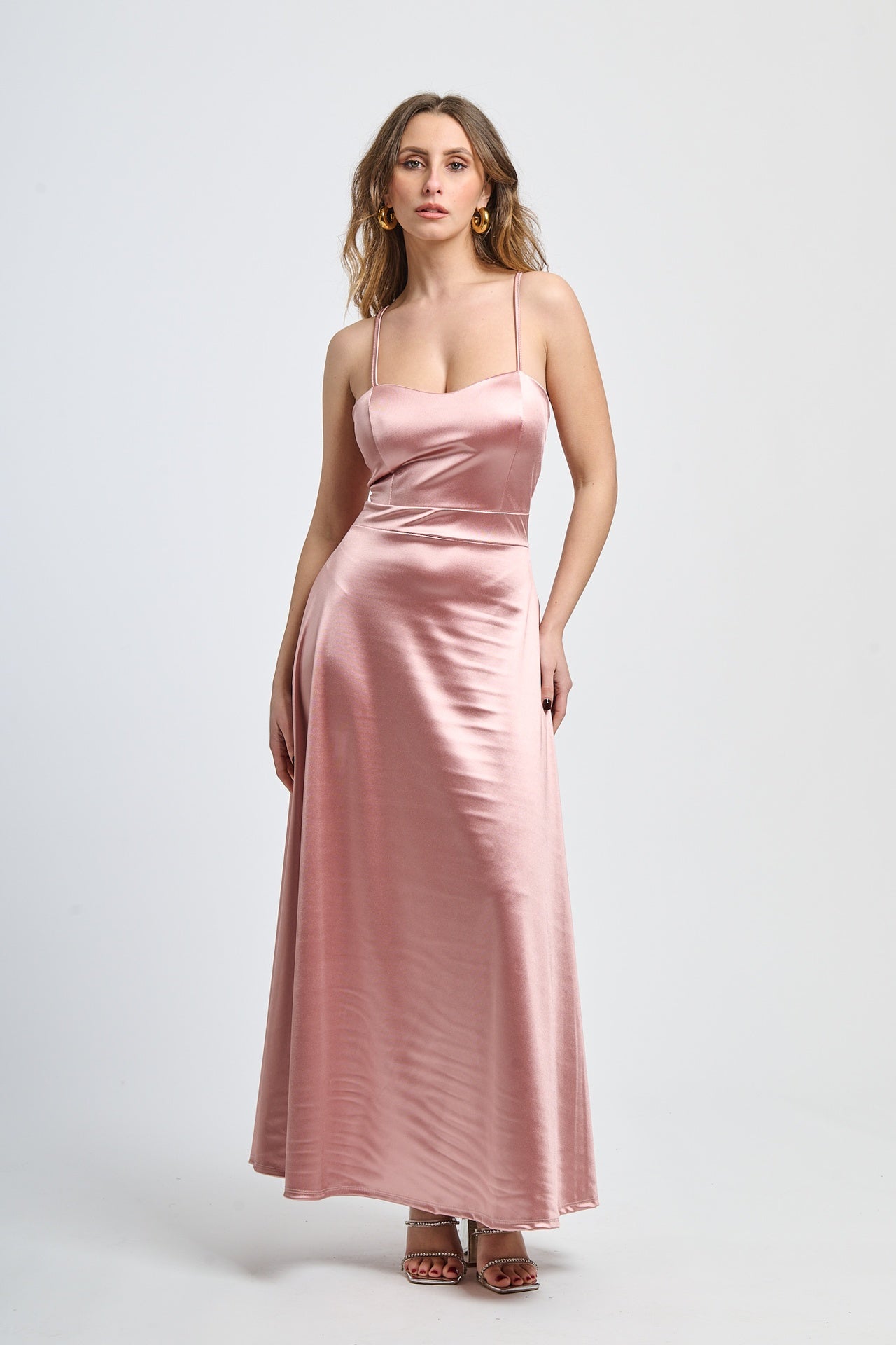 Abito lungo rosa antico in raso romantico, spalline sottili e scollatura a V dolce, design delicato e affascinante