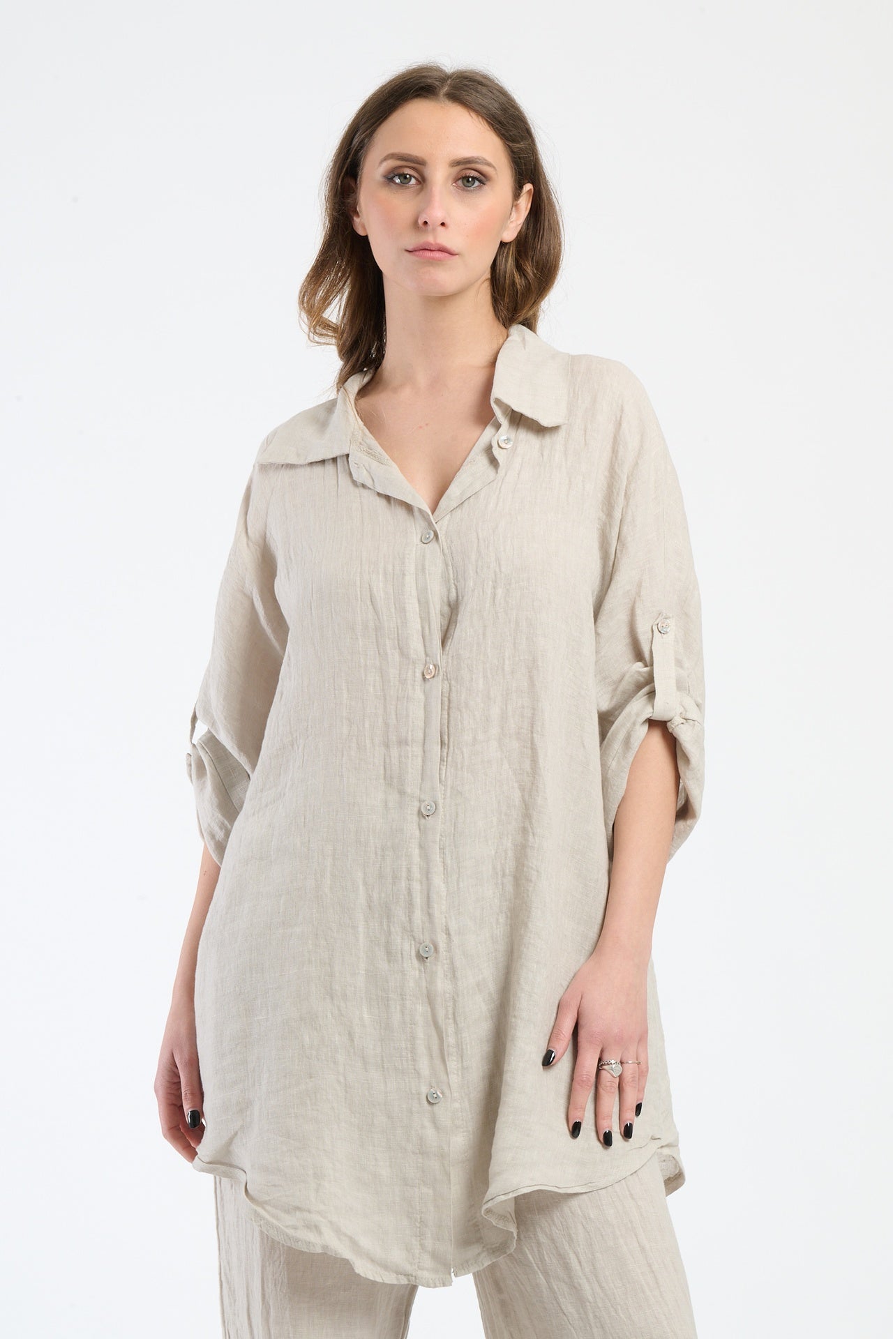 Camicia oversize beige, classica e dal fascino neutro