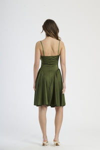 Modella in abito militare, stile audace e trendy.