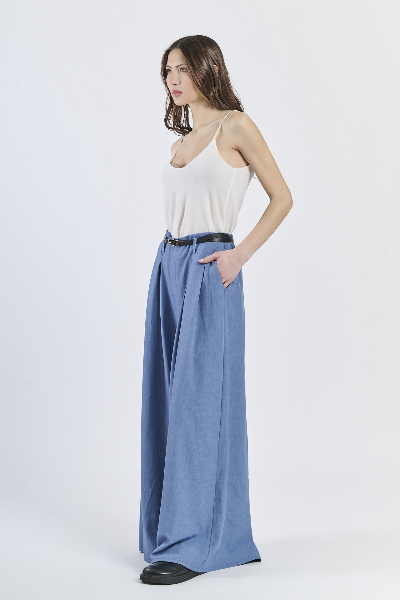 Ensemble: top bianco minimal e pantaloni jeans scuri, scarpe nere