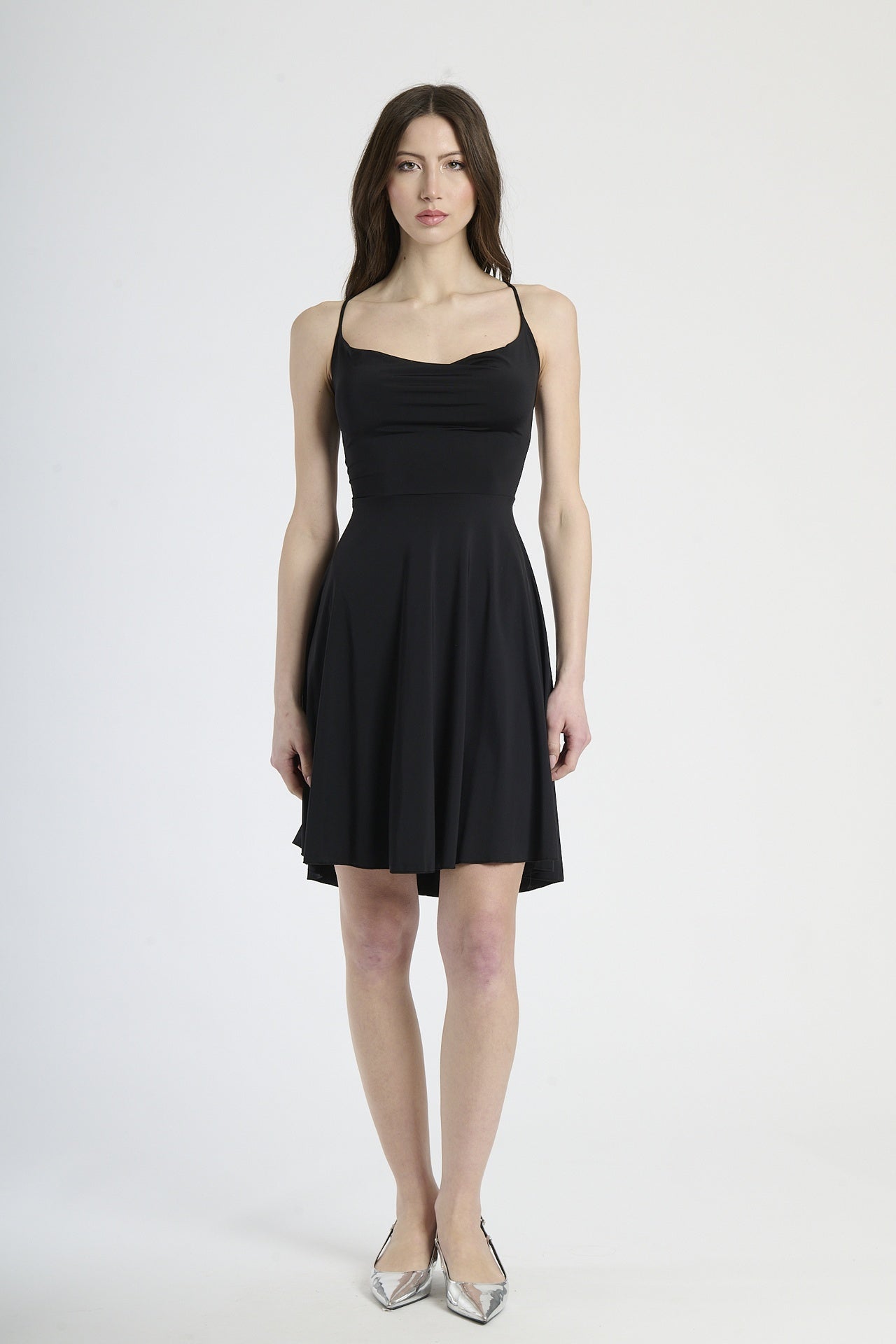 Abito elegante nero, silhouette a campana con bretelle sottili, adatto per serate estive e occasioni speciali donde si vuole esprimere eleganza senza tempo.