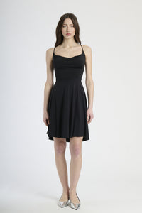 Abito elegante nero, silhouette a campana con bretelle sottili, adatto per serate estive e occasioni speciali donde si vuole esprimere eleganza senza tempo.