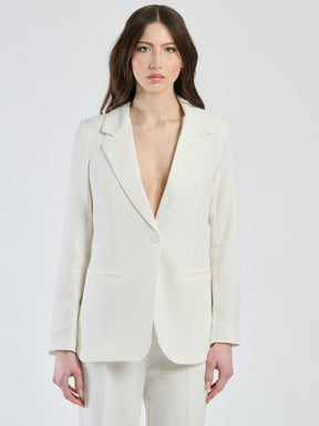 Combinazione bianca: blazer elegante e pantaloni, perfetto per eventi formali o cerimonie.