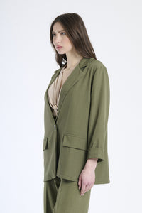 Outfit blazer militare, idea per un look dal twist safari.