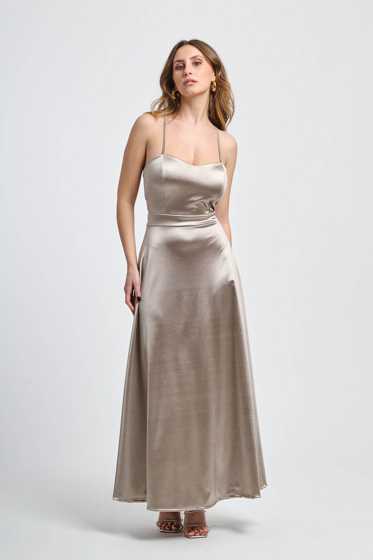 Abito da cerimonia beige in raso, con spalline sottili e scollatura a V, ideale per occasioni eleganti e rassicuranti