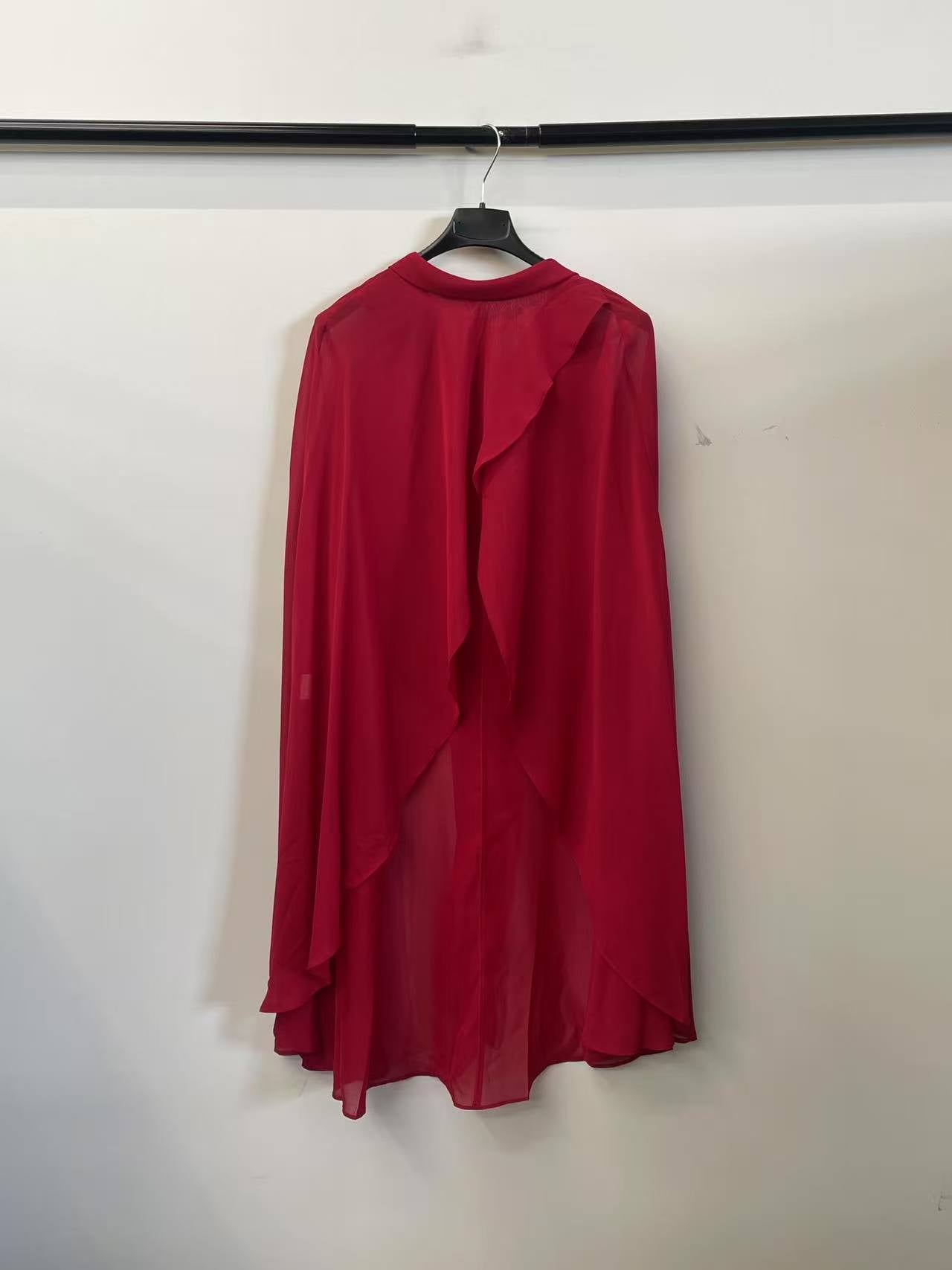 Mantella Ondulata – Eleganza Leggera “Aurelia” (solo lo scialle, non incluso l'abito)