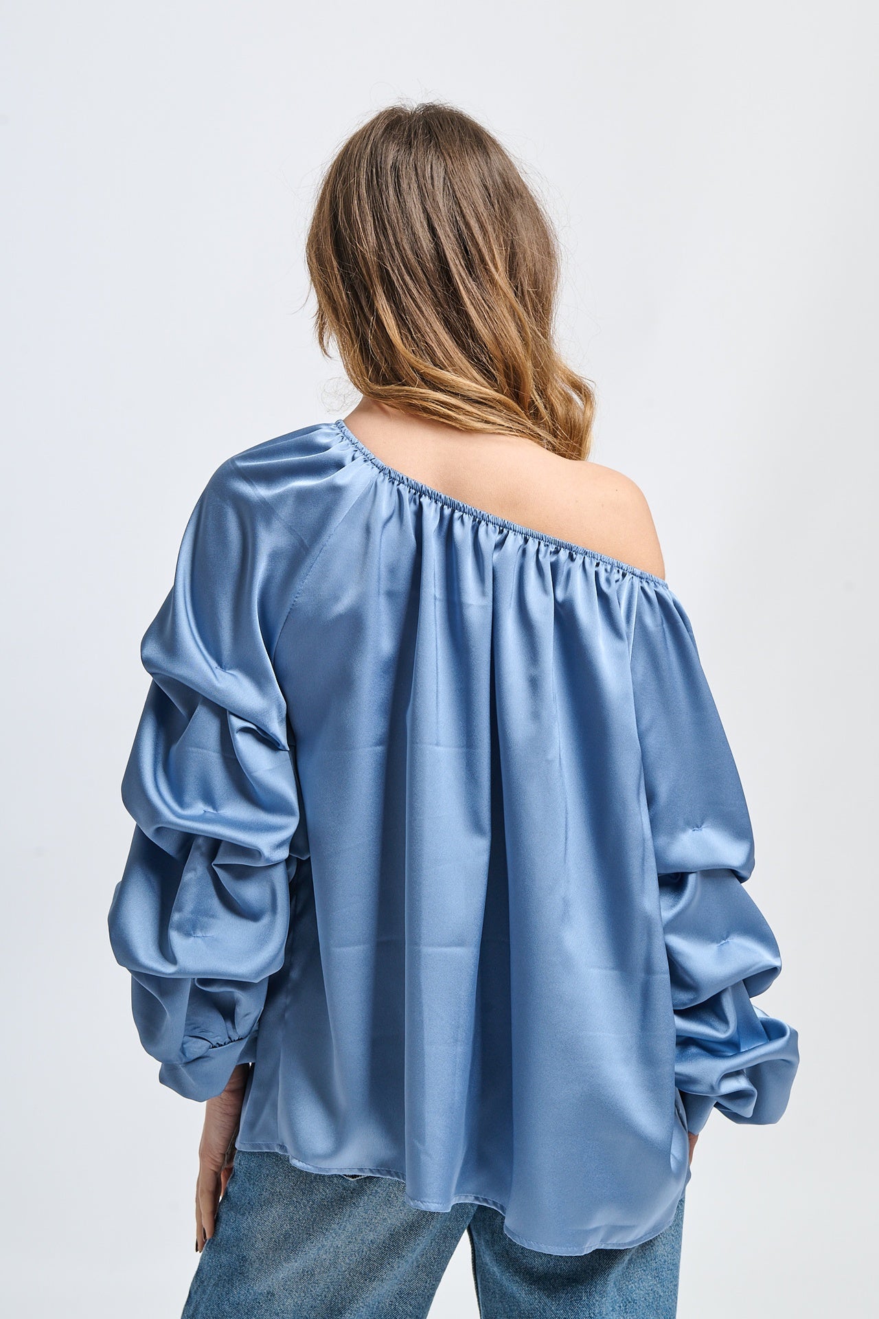 Blusa jeans in seta, spalle scoperte, maniche volanti, atmosfera rinfrescante