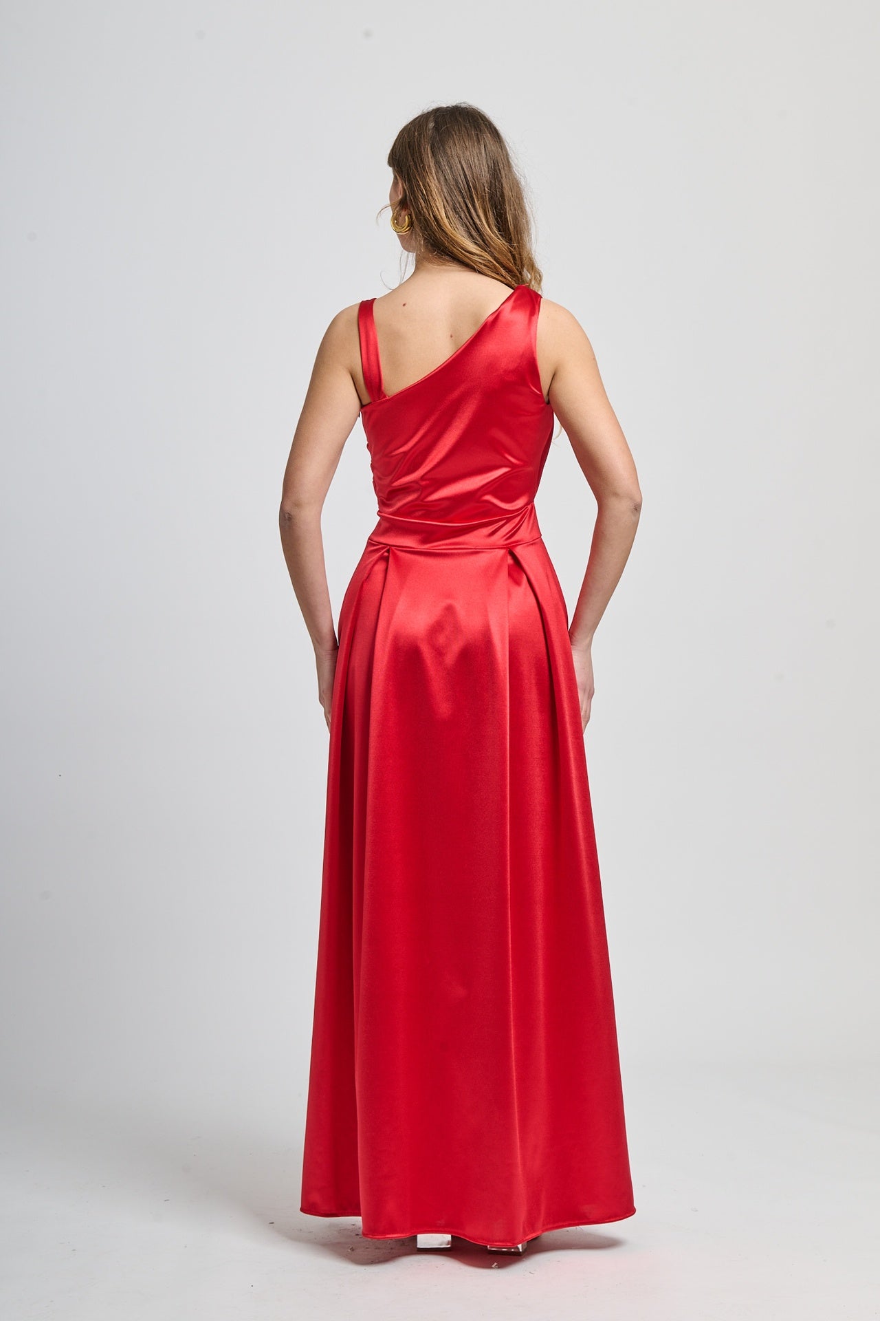 Abito elegante rosso, tessuto satinato con drappaggi audaci